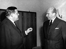 Bundesverteidigungsminister Franz Josef Strauß (l) im Gespräch mit dem Wehrbeauftragten des Bundestages Helmut von Grolman am 9.4.1959 in seinem Büro in Bonn.