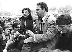 Anläßlich des 19. Bundesparteitages der FDP diskutierte am 30. Januar 1968 Professor Dr. Ralf Dahrendorf (2.v.r.) vom FDP-Bundesvorstand mit dem SDS-Chefideologen Rudi Dutschke (links erhöht) vor mehreren tausend Zuhörern in Freiburg.