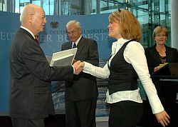 Der Direktor beim Deutschen Bundestag, Dr. Hans-Joachim Stelzl, (li.), und der Vizepräsident des Bundesverwaltungsamtes, Giso Schütz, (2.v.li.), ehren die 18 besten Auszubildenden des Jahrganges 2004.