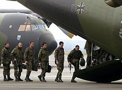 Bundeswehrsoldaten gehen in ein Transall-Flugzeug