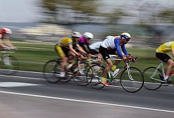 Gruppe von Rennradsportlern auf Rädern