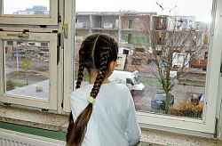 Kind vor einem Fenster