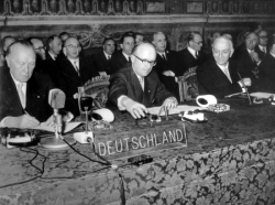 Foto: Konrad Adenauer bei der Unterzeichnung der Römischen Verträge