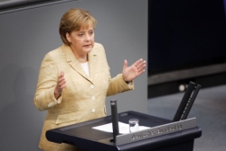 Foto: Bundeskanzlerin Angela Merkel am Rednerpult des Plenarsaals des Deutschen Bundestages, Klick vergrößert das Bild