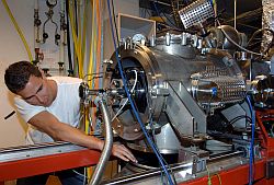 Wissenschaftler an einer Apparatur zur Erzeugung von ultrakalten Heliumtröpfchen