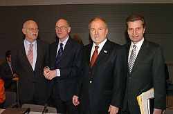 v.li.: Vorsitzender Struck, Bundestagspräsident Lammert, Bundesratspräsident Ringstorff, Vorsitzender Oettinger