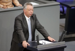 Foto: Der Abgeordnete Klaus Brandner am Rednerpult im Plenarsaal des Deutschen Bundestages, Klick vergrößert Foto