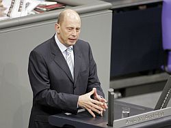 Bundesminister Wolfgang Tiefensee (SPD) hinter dem Rednerpult spricht zur Deutschen Einheit