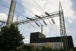 Atommeiler Brunsbüttel in Schleswig-Holstein mit Starkstromleitungen