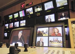 Regieraum des Parlamentsfernsehens mit Monitoren