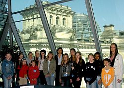 Bundestagsvizepräsidentin Katrin Göring-Eckardt, Bündnis 90/Die Grünen, (Mitte), begrüßt Teilnehmerinnen vom Girls' Day, im Hintergrund das Reichstagsgebäude