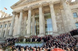 Abgeordnete und Ehrengäste vor dem Reichstagsgebäude