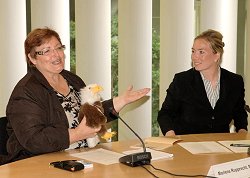Marlene Rupprecht, MdB, SPD, (li.), gibt Vorsitz der Kinderkommission weiter an Miriam Gruß, MdB, FDP, (re.).