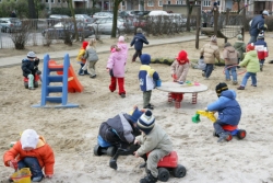 Foto: Kinder spielen auf dem Spielplatz in einem Sandkasten