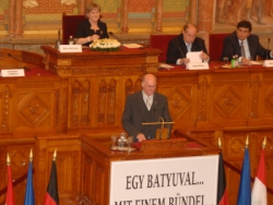 Foto: Bundestagspräsident Norbert Lammert vor der Ungarischen Nationalversammlung