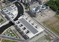 Blick auf das Parlamentsviertel mit dem Reichstagsgebäude (oben r.), dem Paul-Löbe-Haus (unten l.) und dem Elisabeth-Lüders-Haus