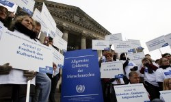Aktivisten überreichen vor dem Reichstagsgebäude eine großformatige Menschenrechtserklärung an die Vorsitzende des Ausschusses für Menschenrechte und humanitäre Hilfe Herta Däubler-Gmelin