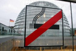 Schild Rauchverbot vor der Reichstagskuppel