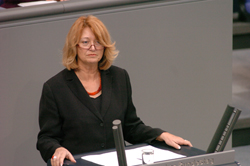 Foto: Die Abgeordnete Christel Humme (SPD) am Rednerpult im Plenarsaal des Deutschen Bundestages