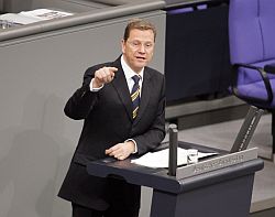 Guido Westerwelle (FDP) hinter dem Rednerpult spricht zu Arbeitnehmerentsendegesetz, Klick vergrößert Bild