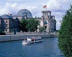 Parlamentsviertel: Ausflugsschiff fährt auf der Spree, im Hintergrund das Reichstagsgebäude, Klick vergrößert Foto