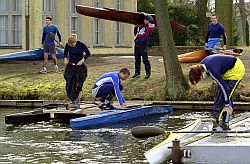 Junge Kanuten machen sich für das Training auf einem See bei einem Bundesleistungszentrum bereit.