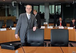 Der ehemalige Präsident des Bundesnachrichtendienstes (BND) August Hanning sagt am Donnerstag (08.03.2007) im Bundestag in Berlin vor dem 1. Untersuchungsausschuss zur Affäre um den Guantanamo-Häftling Kurnaz aus.