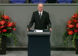 Foto: Bundestagspräsident Lammert spricht im Plenarsaal zum Volkstrauertag