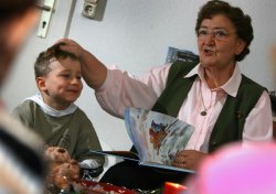 Eine Oma liest Kindern vor