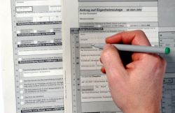 Person füllt Formular zur Steuererklärung aus
