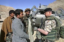 Patrouillenfahrt in Afghanistan, Soldat spricht mit Bevölkerung
