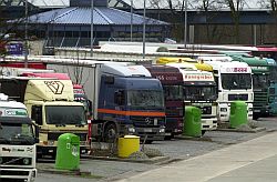 Parkende LKW auf Rastplatz, Klick vergrößert Foto