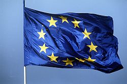 Eine Europa-Flagge flattert im Wind, Klick vergrößert Foto