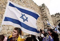 Israelis mit Landesfahne vor alter Mauer, Klick vergrößert Bild