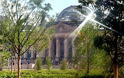Morgensonne scheint durch Reichstagskuppel, Klick vergrößert Bild
