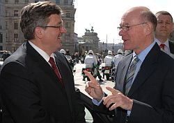21.04.2008: Bundestagspräsident Prof. Dr. Norbert Lammert, CDU/CSU, (re.), empfängt den Sejmmarschall der Republik Polen, Bronislaw Komorowski, (li.). Klick vergrößert Bild