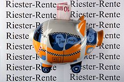 Ein Sparschwein steht auf einem Werbeträger mit der Aufschrift Riester-Rente, Klick vergrößert Bild