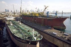 Öltanker in Hafen, Klick vergrößert Bild