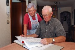 Seniorenpaar in Wohnzimmer, Klick vergrößert Bild