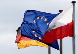 Die Fahnen von Deutschland, der Europäischen Union (EU) und von Polen, Klick vergrößert Bild