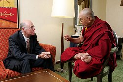 Bundestagspräsident Lammert (li.) spricht am 15.05.2008 mit dem Dalai Lama, Klick vergrößert Bild