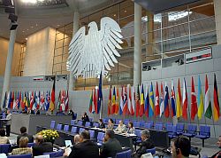 Abschließende Sitzung der NATO PV im Plenarssal, Klick vergrößert Bild