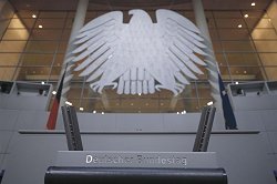 Rednerpult im Plenum, im Hintergrund der Bundesadler, Klick vergrößert Bild