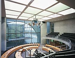 Anhörungssaal (Raum 3.101), Marie-Eisabeth-Lüders-Haus, Klick vergrößert Bild