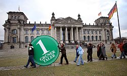 Contergangeschädigte demonstrieren am 25.11.2007 vor dem Reichstagsgebäude , Klick vergrößert Bild