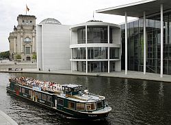 Das Paul-Löbe-Haus (r) in Berlin vor dem Reichstagsgebäude und der Spree. , Klick vergrößert Bild