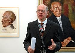 Bundestagspräsident Norbert Lammert auf der Eröffnung der Ausstellung, Klick vergrößert Bild