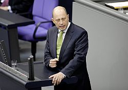 30.05.2008: Bundesminister Wolfgang Tiefensee spricht zur Bahnreform, Klick vergrößert Bild