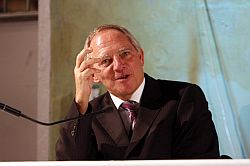Bundesinnenminister Schäuble mit Geste, Klick vergrößert Bild