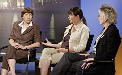 Christel Happach-Kasan (FDP), Ulrike Höfken (B90/GRÜNE) und Eva Bulling-Schröter (DIE LINKE.) im Studio des Parlamentsfernsehens (v.l.n.r.).